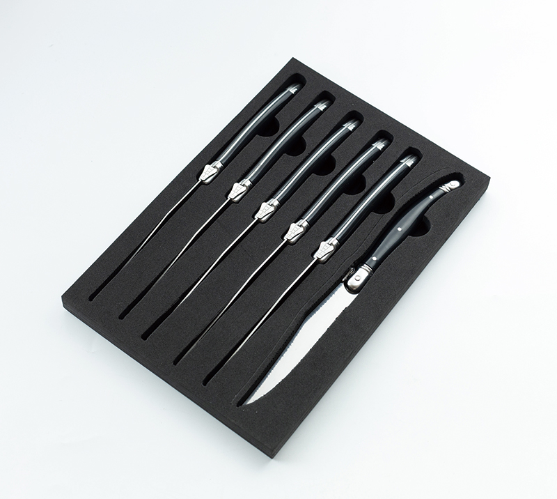 Juego de cuchillos dentados para queso estilo franc&eacute;s de 6 piezas con mango negro - Caja de regalo
